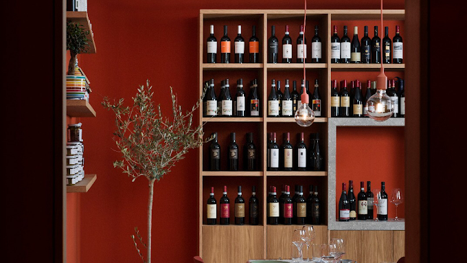 Cantina di Decasa Degusteria con bottiglie di vino